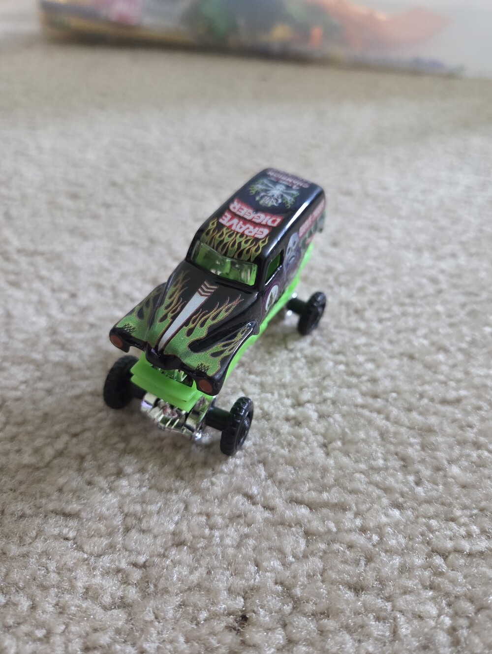 Monster Jam Grave Digger: 4 Time Champion 2019 Silver Chrome - Glow In The Dark - Picture 7 of 16
